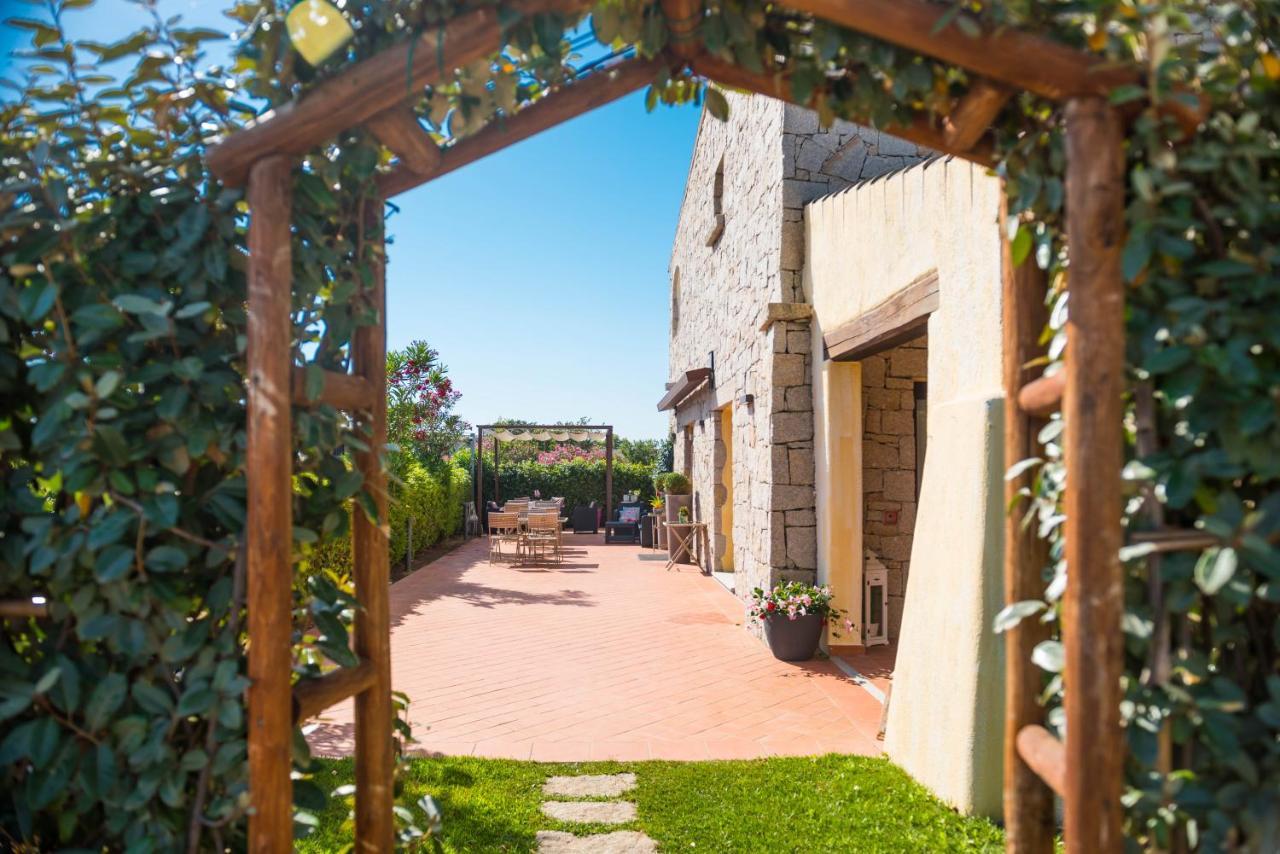 Hotel Relais Del Borgo- Domo Loiri Porto San Paolo Exterior foto