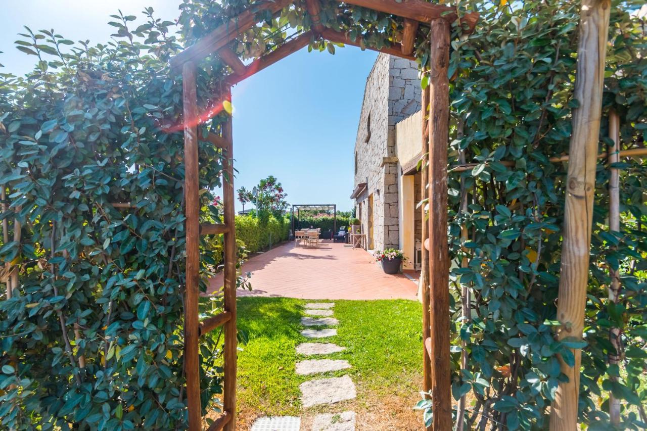 Hotel Relais Del Borgo- Domo Loiri Porto San Paolo Exterior foto