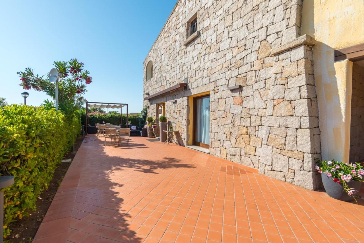 Hotel Relais Del Borgo- Domo Loiri Porto San Paolo Exterior foto