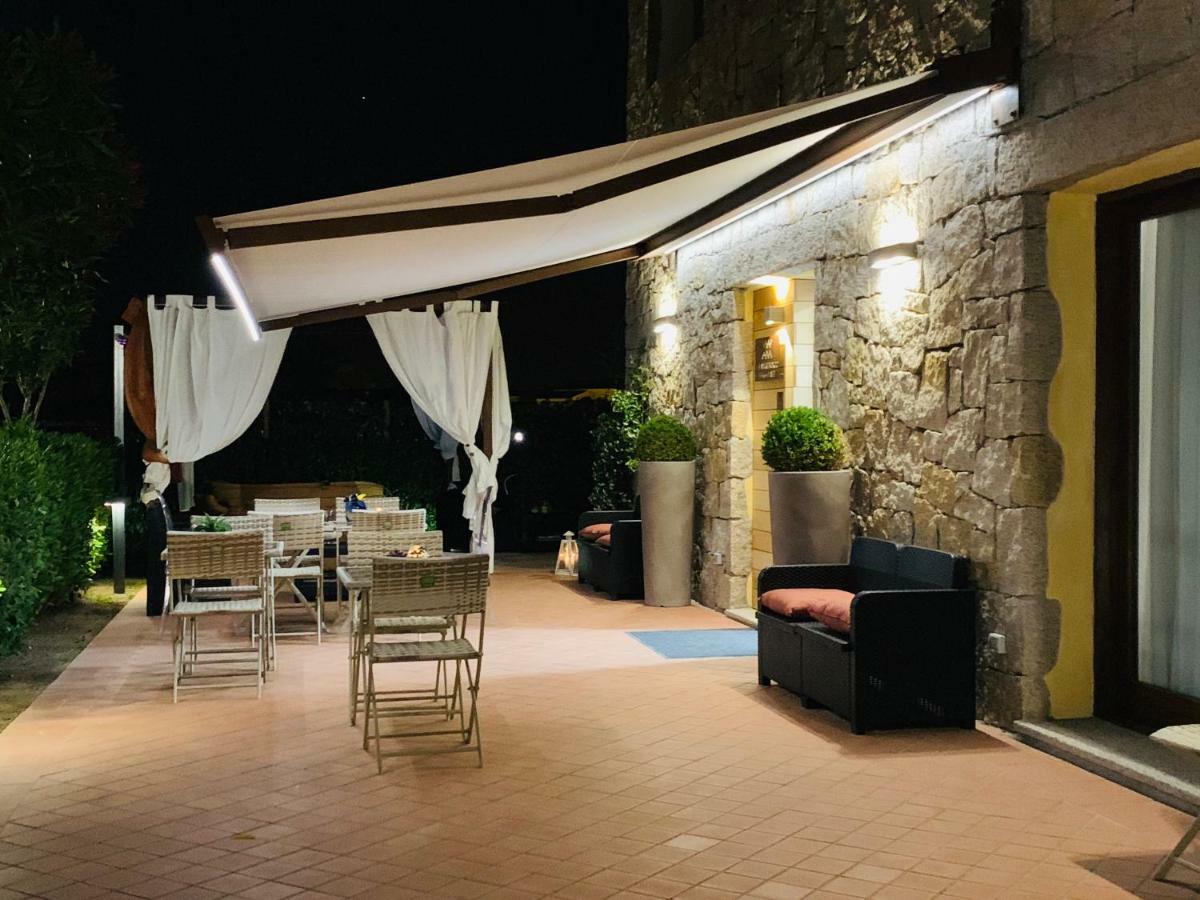 Hotel Relais Del Borgo- Domo Loiri Porto San Paolo Exterior foto